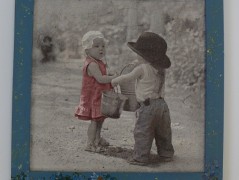 obrázek - dítě a konev