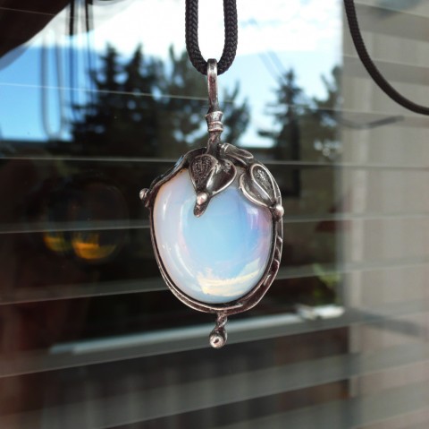 Přívěsek s opalitem KOUZELNÝ OŘÍŠEK duhový opálové opalit handmade měsíční kámen s opalitem pohádkový opálové sklo oříšek dámský přívěsek duhový efekt přívěsek s opalitem 3d přívěsek duhové sklo opálový svit náhrdelník s opalitem opalitový šperk 