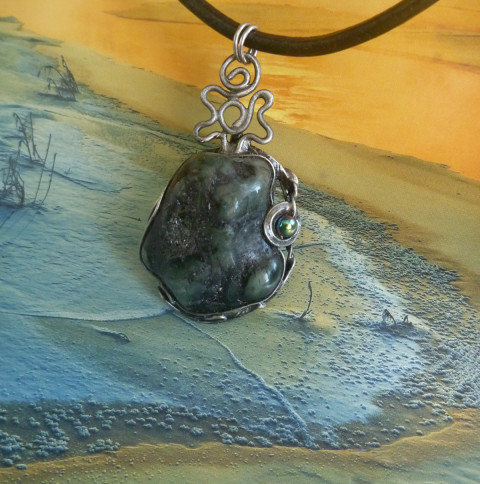 Náhrdelník se surovým smaragdem ZEN přívěsek talisman láska cínovaný smaragd handmade zen přírodní minerál přívěsek se smaragdem kámen lásky energetický minerál smaragdová barva zelený a šedý smaragdový symbol zenový přírodní smaragd surový smaragd smaragdový náhrdelník kámen bohatství 