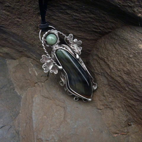 Pánský přívěsek, anděl /sokolí oko modrozelený pánský minerál anděl ochránce cínový handmade sokolí oko modrý kámen z cínu šperk pro muže pánský náhrdelník anděl pro muže přívěsek anděl duhový kámen přívěsek sokolí oko se sokolím okem s tmavomodrým minerálem amulet anděl andělský přívěsek 