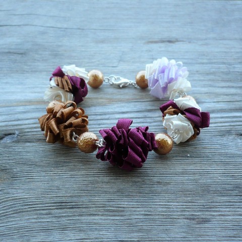 Urozená - načechraný náramek červená hnědý červené zlatá láska hnědá hnědé léto červený valentýn perličky lehké zlatý krémová lehký ples plesové bordó zlaté slavnostní večerní perličkový perličkové máj lehoučké krémové bál krémový lehoučký načechraný pěkný načechrané 