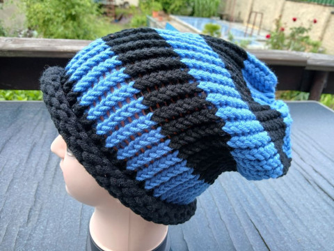 Pletená spadlá čepice černá a modrá dárek zima žena zimní teplá muž 