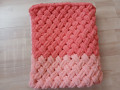 Měkká pletená deka puffy korálová..