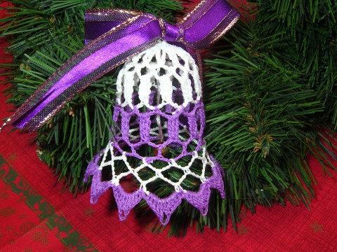 Háčkovaný zvonek, č.1 váza dekorace originální dárek vánoce háčkovaná háčkovaný zvoneček zvonek háčkování háčkované luxusní stromeček dvoubarevný vánoční dekorace chvojí vanoční záclonu dveřeře 