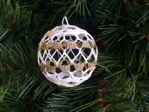 Koulička č.1 , zlatobílá váza dekorace originální dárek koule vánoce háčkovaná háčkovaný háčkování háčkované luxusní bílý zvonečky koulička stromeček vánoční dekorace chvojí vanoční záclonu dveřeře 