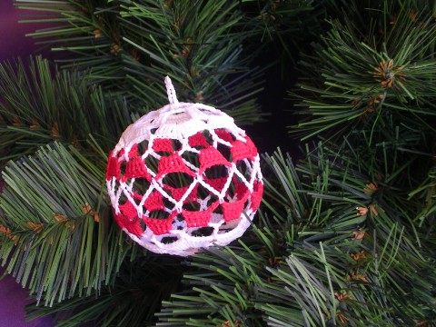 Koulička č.1 , červeno bílá váza dekorace originální dárek koule vánoce háčkovaná háčkovaný háčkování háčkované luxusní bílý zvonečky koulička stromeček vánoční dekorace chvojí vanoční záclonu dveřeře 