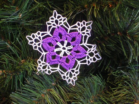 Vánoční ozdoba, fialovo - bílá č.8 dekorace sníh zima vánoce háčkovaná vánoční háčkování ozdoba háčkované led stromeček hvězdička sněhová vločka sněhová vločka svátky na pověšení vánoční ozdoby vánoční dekorace sněhové vločky háčkované ozdoby háčkované vločky váza s chvojím ozdba na stromeček 