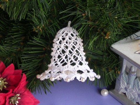 Háčkovaný zvonek, bílý s perličkami váza dekorace originální dárek vánoce háčkovaná háčkovaný zvoneček zvonek háčkování háčkované luxusní bílý zvonečky stromeček vánoční dekorace chvojí vanoční záclonu dveřeře 