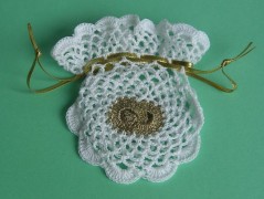 Háčkovaná velká šiška s kraječkou