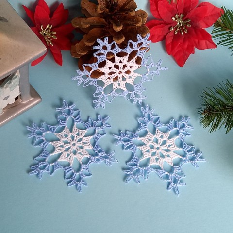 Háčkovaná  vločka č.34 - modrobílá váza na dekorace sníh zima ozdoby vánoce háčkovaná vánoční háčkování ozdoba háčkované pověšení led stromeček hvězdička sněhová vločka vločky svátky sněhové chvojím 