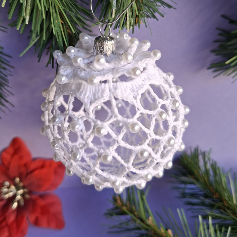 Koulička s kvítkem č.16 - s korálky váza dekorace originální dárek koule vánoce háčkovaná háčkovaný háčkování háčkované luxusní perličky bílý zvonečky koulička stromeček vánoční dekorace koralky chvojí vanoční záclonu dveřeře 