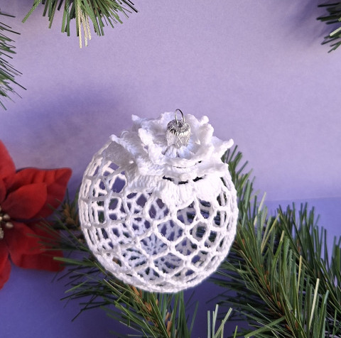 Koulička s kvítkem č.16 - malá váza dekorace originální dárek koule vánoce háčkovaná háčkovaný háčkování háčkované luxusní perličky bílý zvonečky koulička stromeček vánoční dekorace koralky chvojí vanoční záclonu dveřeře 