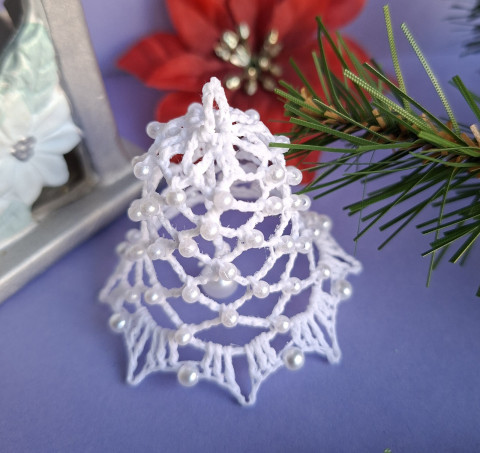 Zvoneček č.1-malý s bílými korálky váza dekorace originální dárek vánoce háčkovaná háčkovaný zvoneček zvonek háčkování háčkované luxusní bílý zvonečky stromeček vánoční dekorace chvojí vanoční záclonu dveřeře 