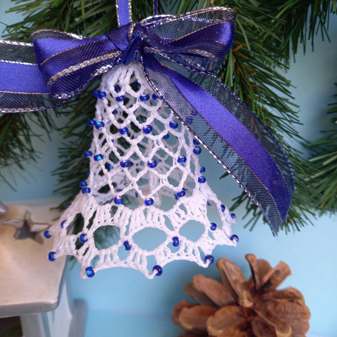 Zvonek s modrými korálky - č.2 váza dekorace originální dárek vánoce háčkovaná háčkovaný zvoneček zvonek háčkování háčkované luxusní bílý zvonečky stromeček vánoční dekorace chvojí vanoční záclonu dveřeře 