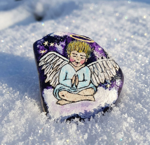 Tvé sny střeží....♥ talisman fialová láska těžítko hvězdy anděl andílek andělíček ochrana noc modlitba nebesa duchovní snění andělská křídla anděl strážný snový malovaný kámen malované kameny ochrana andělů 