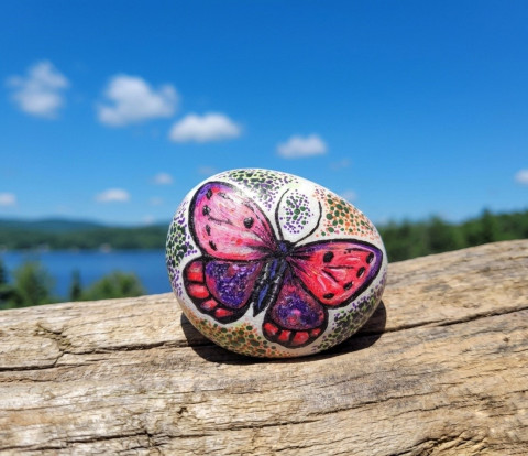 Magic butterfly - malovaný kámen fialová růžová motýl těžítko tečky duhový mystický magický tečkovaný malovaný kámen malované kameny stříbrné odlesky 