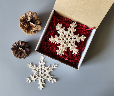 Dárková sada vánočních ozdob - 5 ks dárek ozdoby vánoce krabička krabice vánoční ozdoba háčkované výzdoba vločky sněhové balení na stromeček dárkové na stromek do oken zabalené 