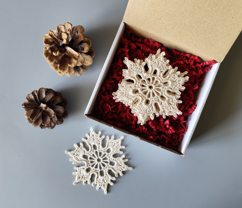 Dárková sada vánočních ozdob - 5 ks dárek ozdoby vánoce krabička krabice vánoční ozdoba háčkované výzdoba vločky sněhové balení na stromeček dárkové na stromek do oken zabalené 