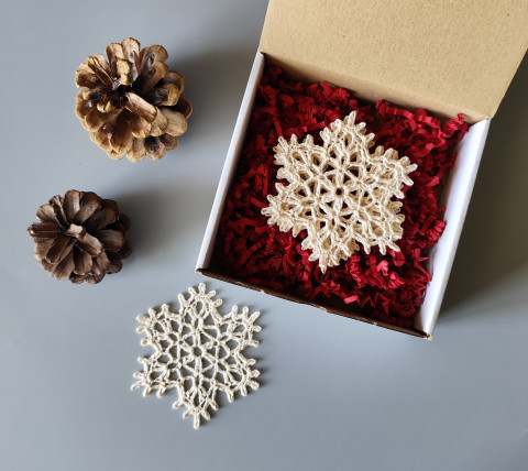 Dárková sada vánočních ozdob - 5 ks dárek ozdoby vánoce krabička krabice vánoční ozdoba háčkované výzdoba vločky sněhové balení na stromeček dárkové na stromek do oken zabalené 