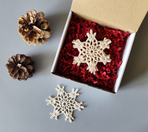 Dárková sada vánočních ozdob - 5 ks dárek ozdoby vánoce krabička krabice vánoční ozdoba háčkované výzdoba vločky sněhové balení na stromeček dárkové na stromek do oken zabalené 