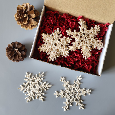 Dárková sada vánočních ozdob 10 ks dárek ozdoby vánoce krabička krabice vánoční ozdoba háčkované výzdoba vločky sněhové balení na stromeček dárkové na stromek do oken zabalené 