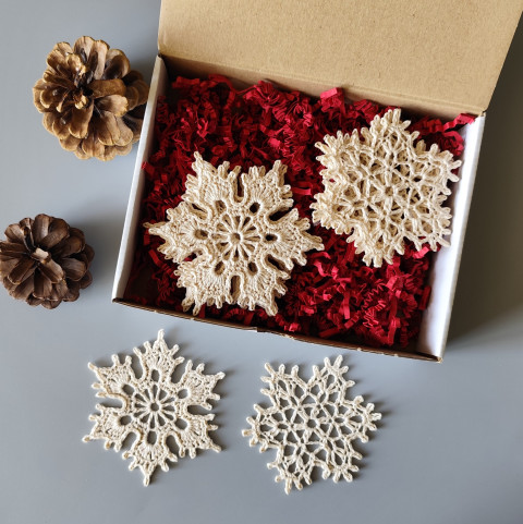 Dárková sada vánočních ozdob 10 ks dárek ozdoby vánoce krabička krabice vánoční ozdoba háčkované výzdoba vločky sněhové balení na stromeček dárkové na stromek do oken zabalené 