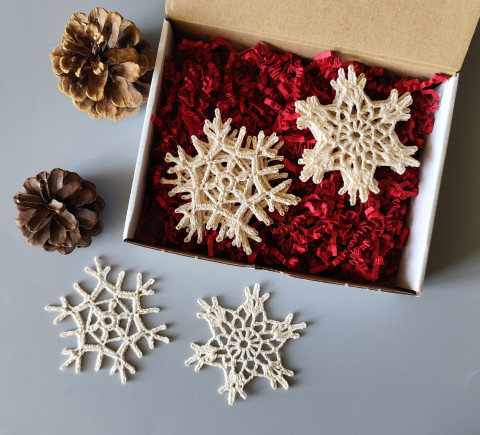 Dárková sada vánočních ozdob 10 ks dárek ozdoby vánoce krabička krabice vánoční ozdoba háčkované výzdoba vločky sněhové balení na stromeček dárkové na stromek do oken zabalené 