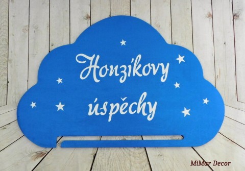 DRŽÁK NA MEDAILE MRÁČEK - NA PŘÁNÍ dřevo dřevěný dekorace dárek medaile hvězdičky mrak mráček držák se jménem na medaile 