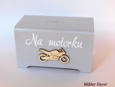 Dřevěná pokladnička se jménem