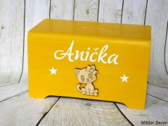Dřevěná pokladnička se jménem