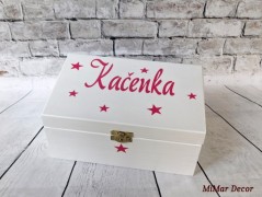 Dřevěná pokladnička se jménem