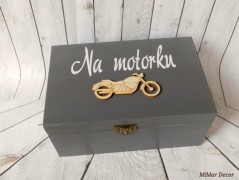 Dřevěná pokladnička se jménem
