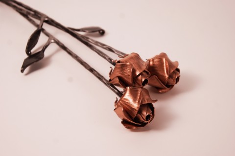 Růže kovaná - barevná červená zlatá kovářství růže barevná ocel měděná kovaná železo 