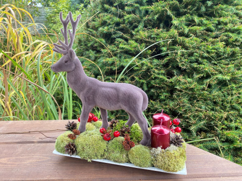 Vánoční dekorace se sobem červená dekorace zelená ozdoby vánoce svíčky šedý mech sob sobík šišky 