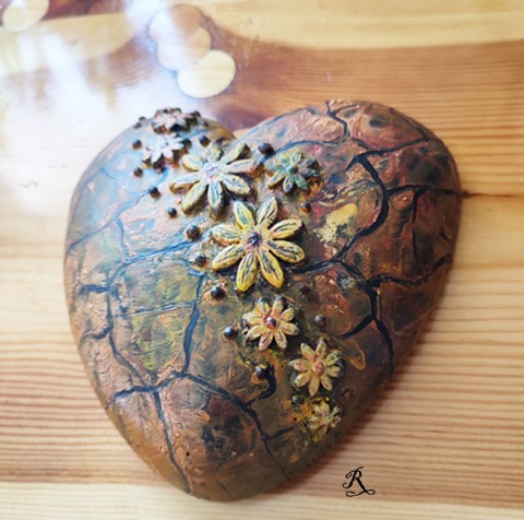 Ozdobné srdce z betonu srdce malované srdíčko ozdobné kytičky krakelování beton 