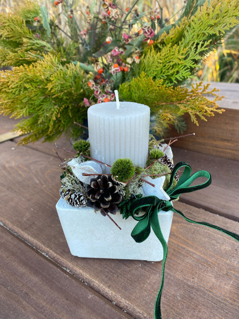 Svícen z přírodnin dekorace vánoce svícen svíčka přírodní šedá bílé aranžmá šišky přírodniny beton 