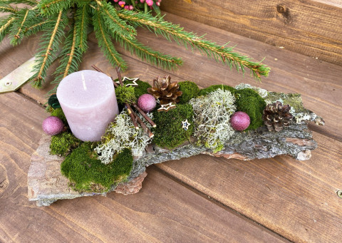 Vánoční dekorace levandulovo-zelená dekorace zelená vánoce svícen svíčka levandulová přírodní hvězdy aranžmá kůra šišky přírodniny 