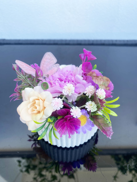 Květinová miska s motýlkem dekorace dárek barevné květiny bílý aranžmá umělé beton 