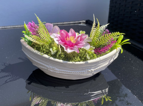 Květinová loďka s motýlkem dekorace dárek barevné květiny loďka bílý mech aranžmá umělé beton 