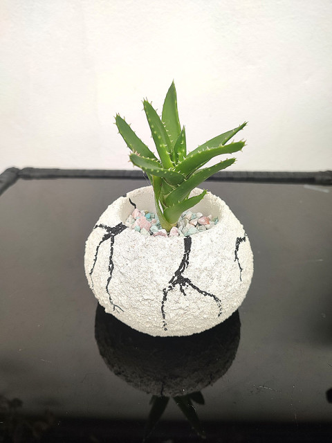 Květinový valoun s žilkami elegantní květináč zahrada bílý valoun imitace kamene zenová 