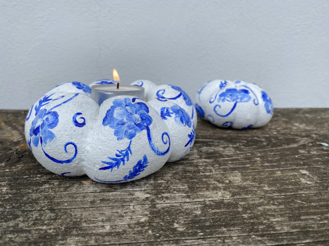 Dvě třpytivé malované dýně, svícen dekorace malované podzim dýně svícen bílá květiny sada ozdoba modré kvítky třpytivé modrý vzor 