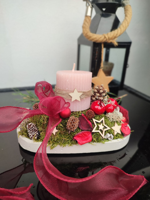 Vánoční aranžmá růžovo-červené červená vánoce mašle růžová svícen hvězdy vínová mech aranžmá vánoční dekorace beton 