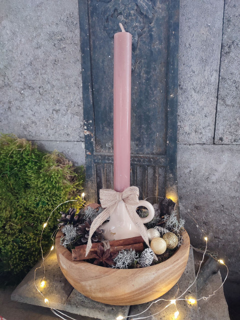 Vánoční svícen z přírodnin vánoce svícen vánoční aranžmá přírodniny dřevěná miska hnědá svíčka 