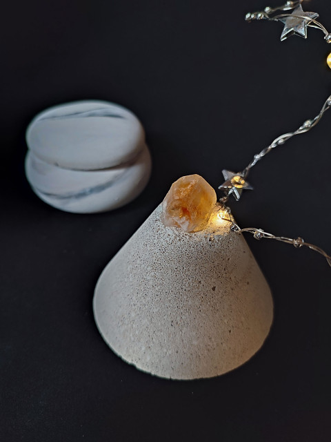 Dózička s citrínem,minerálem štěstí talisman dóza bílá žlutá minerál citrín štěstí dárková beton 