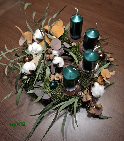 adventní svícen v eukalyptovém háji dekorace vánoce zelené hnědé netradiční adventní svícen eukalyptový originální svícen 