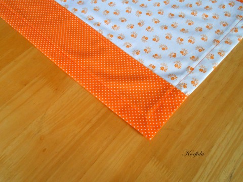Běhoun oranžové kytičky na bílé dekorace oranžová kuchyně jarní bavlna bílá tečky stůl dečka šitá podzimní chalupa komoda stolek unisex handmade kvítí ušita korfida běhounek obývacípokoj 