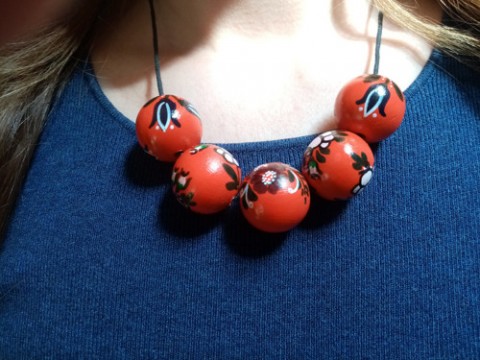 Malovaný náhrdelník / vzor růže šperk náhrdelník ornament tradice ruční výroba folklor folklorní dřevěné korále lidová vzor 