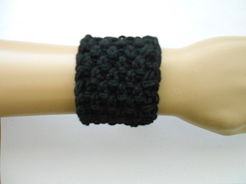 Pletený náramek s merinem náramek pletený černá akryl merino upcyklace 