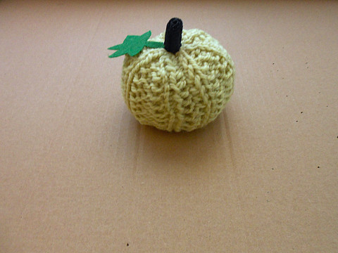 Pletená dýně menší zelená oranžová podzim dýně hrášková halloween 