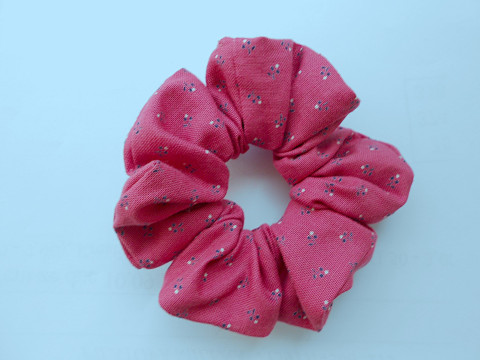 Gumička scrunchie do vlasů růžová proužky ozdoba gumička scrunchie 